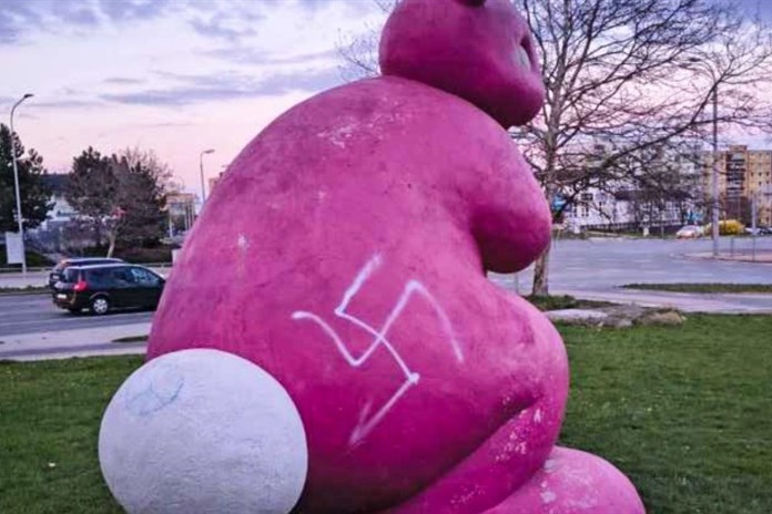 Socha králíka na Lochotíně se stala obětí vandala