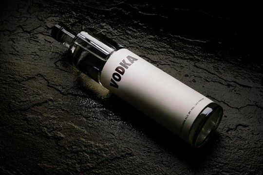 Tři lahve alkoholu a bezvědomí: Prodej nezletilému řeší policie ze Sokolova