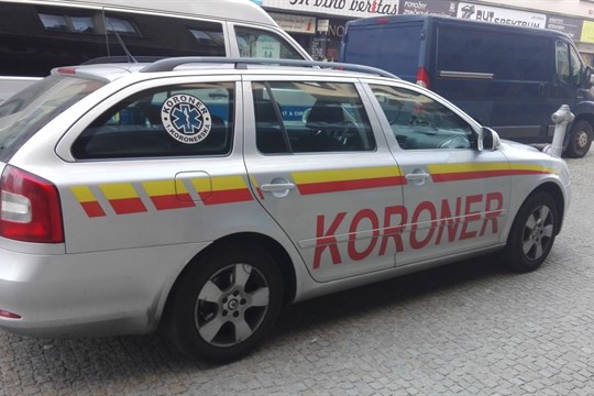 V podchodu v Klatovech byl nalezen mrtvý muž, policisté hledají svědky