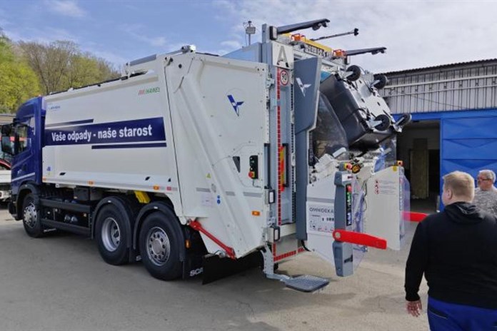 Domažlicemi už se projíždí nový vůz na svoz odpadu