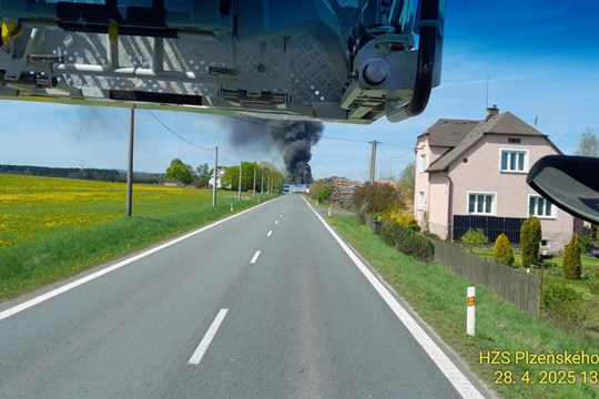 Aktualizováno: V areálu lakovny v Chodové Plané hoří, jeden člověk zemřel, dva jsou v kritickém stavu