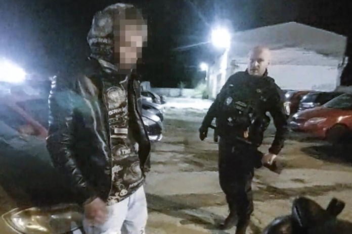 Mladík hledal nocleh v cizích autech, skončil v rukou policie
