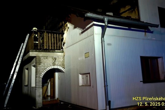 V Nýrsku hořel rodinný dům, škody jdou do milionů korun!