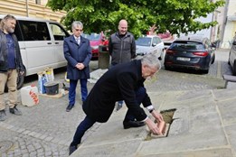 Pomník obětem nacismu v Domažlicích je opraven: Byla do něj...