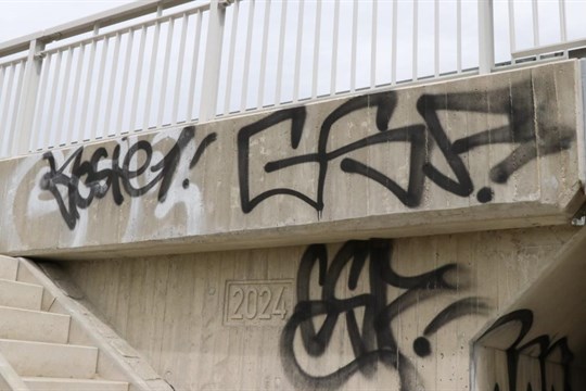 V Klatovech řádil sprejer, nápisy vyzdobil most