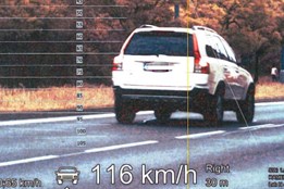 Omezená rychlost? Pro některé řidiče zřejmě žádný problém