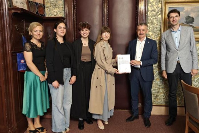 Domažličtí gymnazisté zkoumali odliv mozků z regionu. Výsledky předali starostovi