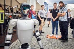 TechTower ožil roboty a drony. Festival Inovujeme Plzeň přilákal...