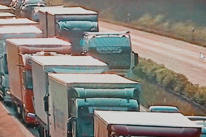 Ranní kolona nákladních vozidel na D5 před hraničním přechodem Rozvadov komplikovala provoz