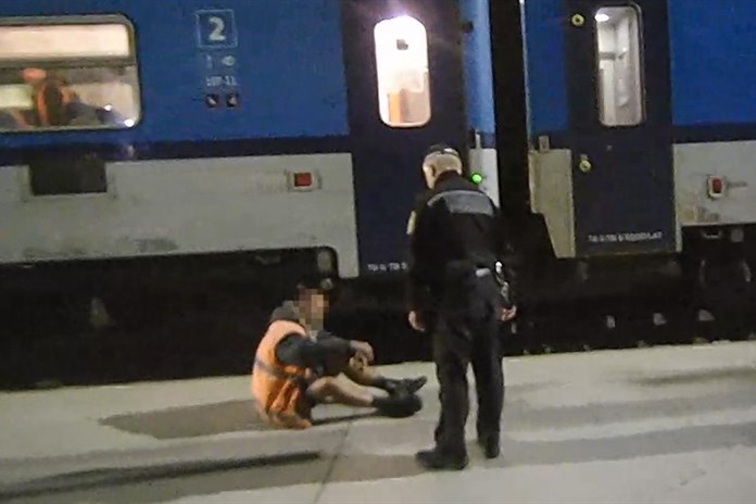 Muž měl vypadnout ze stojícího vlaku