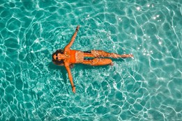 Kam za koupáním v horkých dnech? V Plzeňském a Karlovarském kraji...