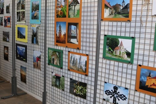 Výstavu Hory, příroda, úcta od Martiny Sihelské můžete vidět do konce prázdnin v Černošíně