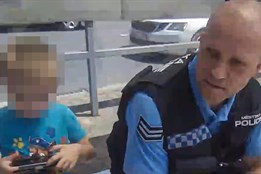 Ztracený chlapeček ani si nevšiml, že je maminka pryč. Rodinné...