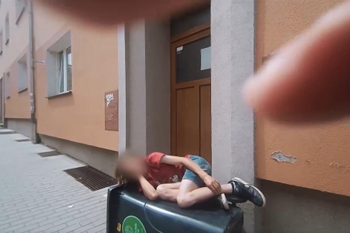 Jak si kdo ustele, tak si lehne. Na popelnici to ale raději nezkoušejte