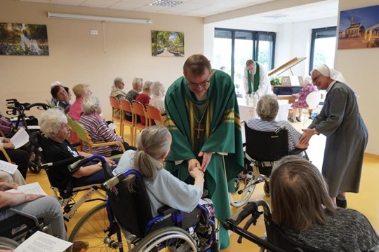 Biskup Tomáš Holub požehnal kapličce. Nový duchovní prostor obohatí duchovní život v plzeňském SeniorCentru