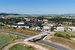 Klatovy mají novou lávku pro pěší a cyklisty. Propojuje město s...