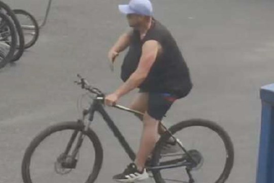 Z firmy odjel na cizím kole. Policisté pátrají po muži na fotkách!