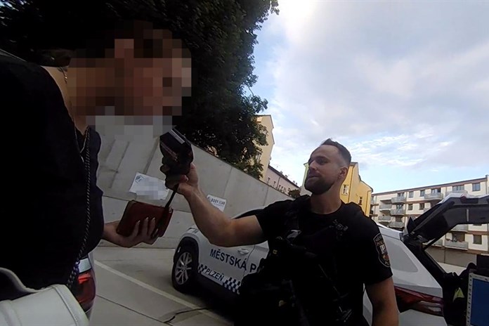 Nejistá jízda odhalila řidičku pod vlivem. V autě vezla dítě