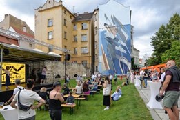 Diagonála propojuje minulost s budoucností. Novou malbu v centru...