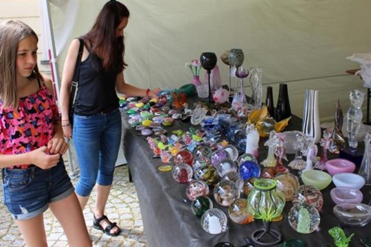 Zajímá vás, jak vznikají výrobky ze skla? Přijeďte do Domažlic