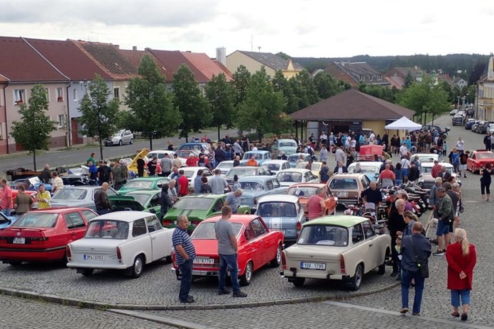 Autobus s lodí i jiná historická vozidla se blýsknou v sobotu v Černošíně!