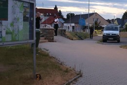 Cyklista naboural do reklamní tabule, nadýchal 2,5 promile a napadl...