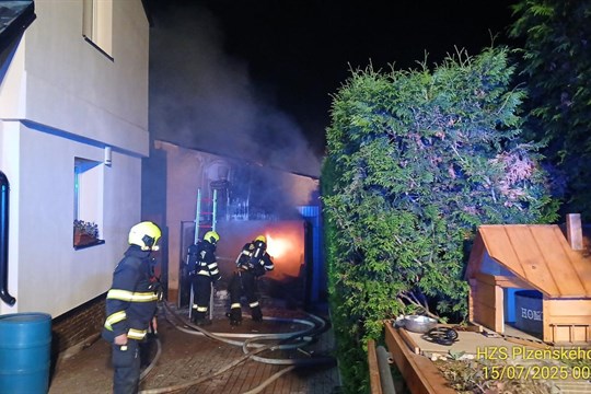 U rodinného domu v Plasích hořela garáž. Hasičům komplikovalo zásah velké množství uskladněných věcí