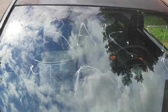 Krádež v baru i vandalismus na zaparkovaném voze aneb jak být snadno okraden
