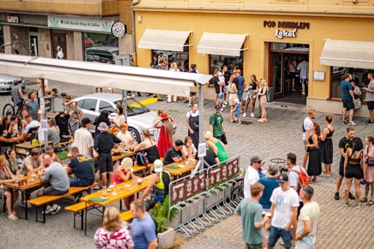 Support your lokál deejays: plzeňský Lokál Pod Divadlem již pošesté pomáhá hudbou a tancem