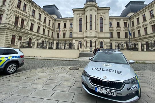Bombový anonym vyklidil soudy v Plzni