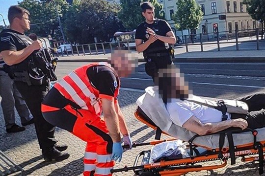 Muže napadli na tramvajové zastávce. Policie hledá svědky