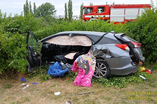 Tři lidé se těžce zranili při čelním střetu aut v Liticích, jeden muž bojuje o život