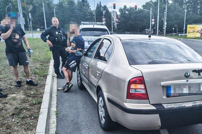 Loudal se tak nápadně, až dojel úplně