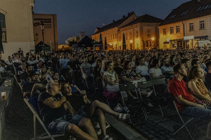 Plzeňské filmové večery 2025 přinesou letní kino do galerie, stodoly, kaváren i pivovarů