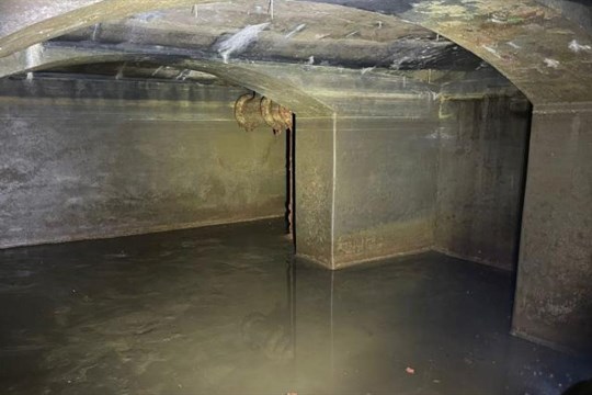 Kašna v Domažlicích dostane novou vodu, hasiči odčerpali přes 50 tisíc litrů