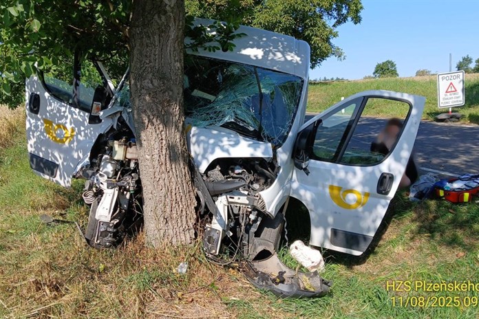 Řidičku poštovní dodávky osvítilo slunce, havarovala a těžce se zranila