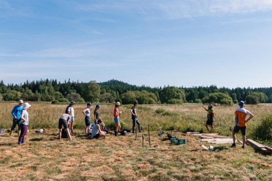 Mladí dobrovolníci nejen z Čech se opět zapojí do revitalizace rašelinišť a mokřadů v Národním parku Šumava