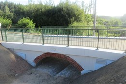 Plzeň opravila historický mostek s pamětními cihlami Františka Klotze