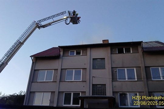 Při požáru bytového domu v Chříči se zranili tři lidé, z toho dva hasiči