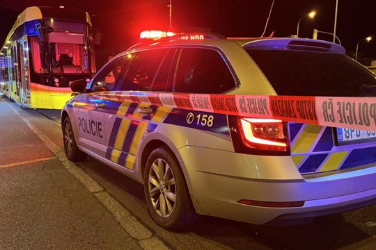 Tragédie v Plzni. Žena při přebíhání zakopla a spadla pod tramvaj. Na místě zemřela