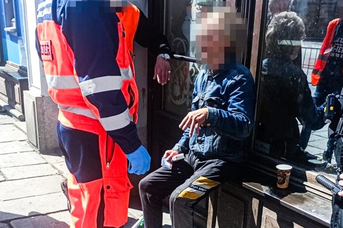 Pohotová pomoc muži na ulici, aneb Strážníci nedávají pouze pokuty!