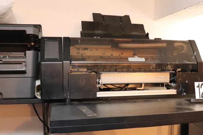 Neoprávněně prodával hrnečky i trička se známými logy. Hrozí mu až osm let vězení