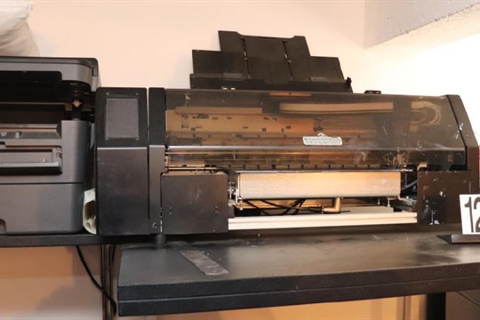 Neoprávněně prodával hrnečky i trička se známými logy. Hrozí mu až osm let vězení