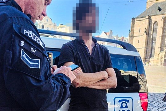 Strážník mimo službu zasáhl proti útočníkovi v centru Plzně