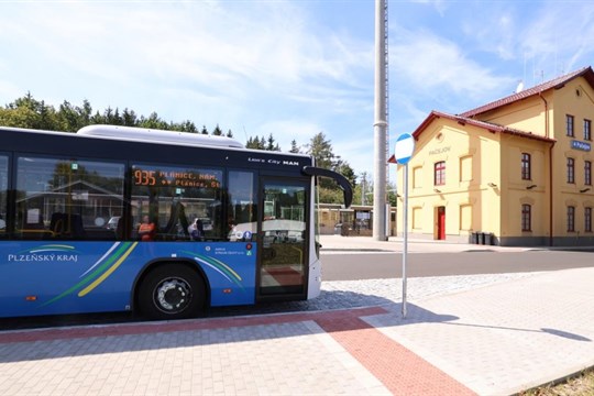 Nové parkoviště, chodníky i obratiště: Pačejov vylepšil dopravní infrastrukturu