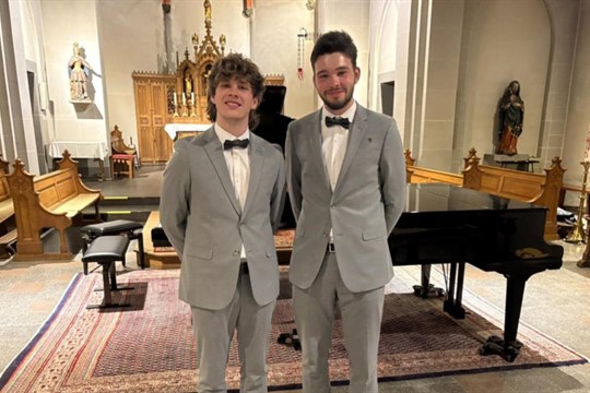 Nejlepší klavírní duo je z Plzně! ZUŠ Chválenická slaví obrovský úspěch svých žáků