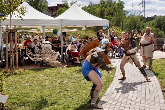 V SeniorCentru SeneCura Plzeň proběhla zahradní slavnost v antickém stylu