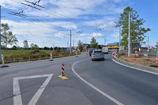 VIDEO: Oprava kruhového objezdu zkomplikovala dopravu v Plzni