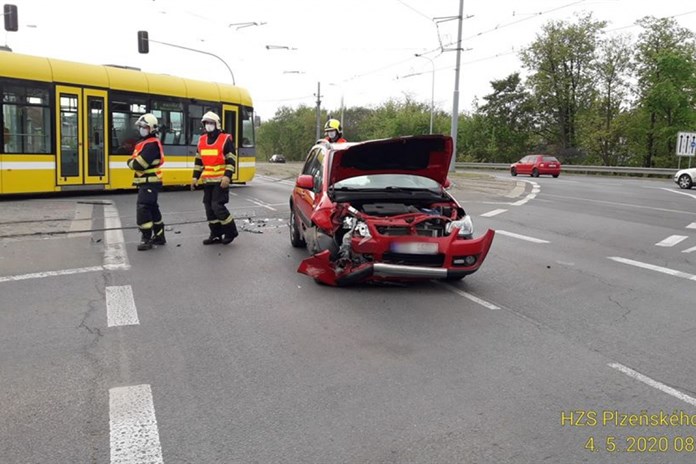 Při střetu dvou osobních aut se v Plzni zranila jedna osoba
