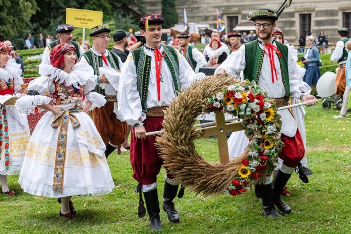 Z polí do zahrad. Kroměříž oslavila úrodu s kroji, tanci a poděkováním